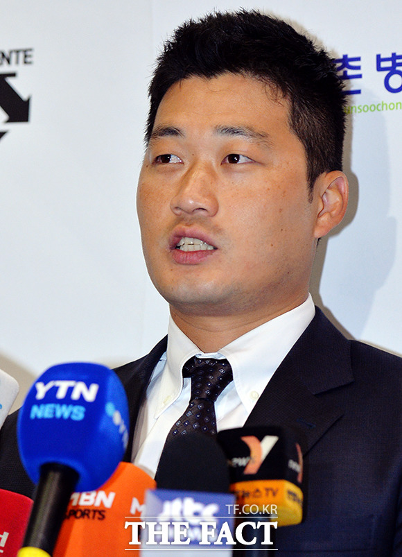 오승환이 취재진의 질문에 답하고 있다.
