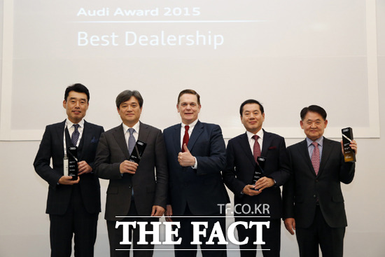 아우디 코리아 판매 신장의 주역들 2015 아우디 어워즈에 참가한 태안모터스 서덕중 사장, 유카로오토모빌 한호종 사장, 아우디코리아 요하네스 타머 대표, 중산모터스 김영수 사장, 고진모터스 장영준 부회장(왼쪽부터) / 아우디 코리아 제공