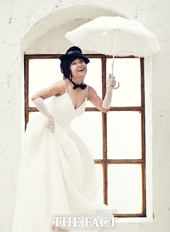 송은이, 웨딩드레스 사진. 송은이가 웨딩드레스를 입고 찍은 사진이 눈길을 끌고 있다. 송은이는 웨딩 드레스에 귀여운 아이템을 매치해 자신만의 매력을 보여 줬다. / 더팩트 DB
