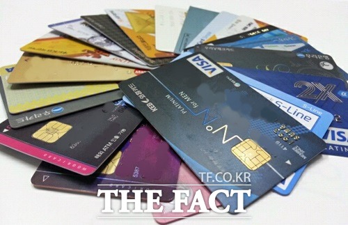 신용카드 뒷면 미서명 사고, 사용자 책임 절반으로!. 신용카드 뒷면 미서명 사고 책임부담률이 줄어든다. 신용카드 뒷면 미서명 사고 발생시 50%만 책임지면 된다./ 더팩트DB