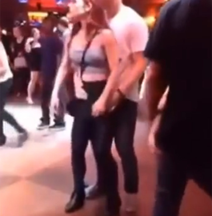 유튜브, 백형의 부비부비. 유튜브 영상에서 앞서 등장한 백인 커플은 닿을듯 말듯 아슬아슬한 부비부비 댄스를 춘다. 유튜브 영상에서 백인 커플과 흑인 커플은 확연히 다른 부비부비 댄스를 보여준다. / 유튜브 영상 캡처