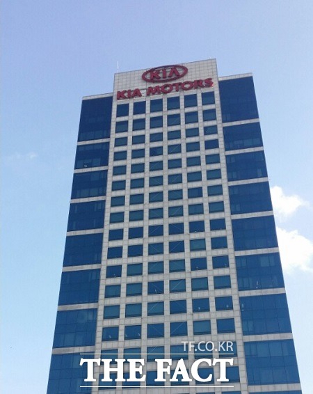 기아차, LH와 업계 최초 카셰어링 사업 출범 기아자동차가 한국토지주택공사와 영구임대주택 입주민의 이동권 개선 사업을 위한 양해각서(MOU)를 체결했다고 28일 밝혔다. / 더팩트 DB