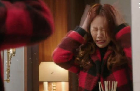 한지민, 현빈에게 흔들리다. 한지민이 자신을 탓하며 머리를 쥐어뜯었다. 한지민과 현빈의 본격적인 러브라인이 시작되고 있다./ SBS 하이드지킬나 방송 캡처