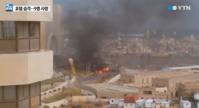 리비아 호텔 습격, 무차별 총격. 리비아 호텔 습격 사건이 일어나 충격을 주고 있다. 리비아 호텔 습격 괴한들은 차량폭탄으로 정문을 공격한 뒤 무차별적인 총격을 가했다고 알려졌다. /리비아 호텔 습격 YTN뉴스 영상 갈무리