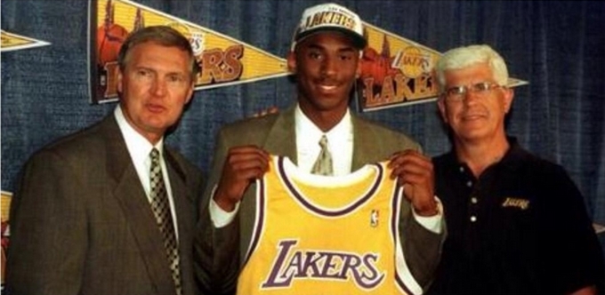 폭스스포츠는 27일 코비 브라이언트(가운데)가 어깨 회전근 수술로 올 시즌을 접게 됐다고 보도했다. / 브라이언트 트위터 캡처