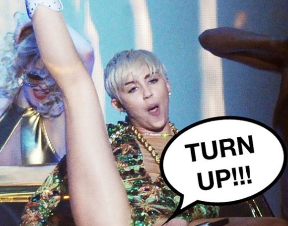 마일리 사이러스가 24일 인스타그램에 두 다리를 벌린 아찔한 사진을 공개해 눈길을 끌었다. / 마일리 사이러스 인스타그램