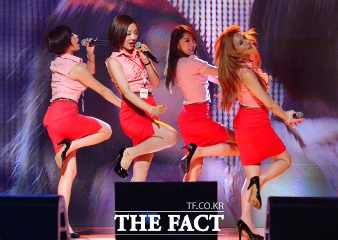 써니힐 교복을벗고 공개. 써니힐이 신곡 교복을벗고 음원을 29일 음원 사이트에 공개했다. 써니힐은 다양한 콘셉트와 독특한 장르로 인기를 얻고 있다. /김슬기 기자