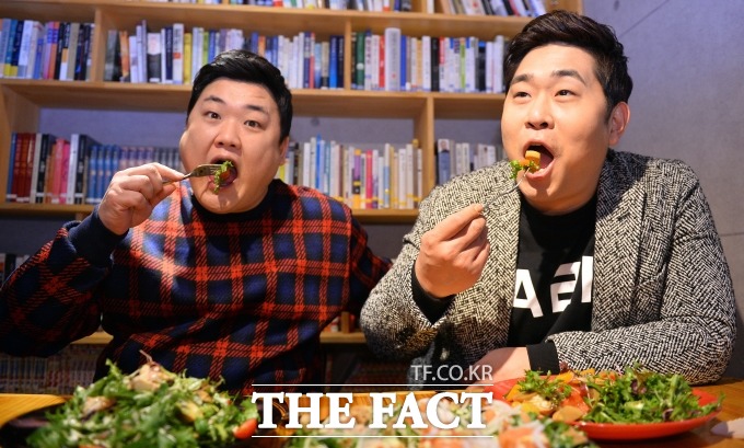 지난 22일 서울 마포구 합정동의 한 카페에서 브런치를 먹고 있는 개그맨 김준현(왼쪽)과 문세윤.