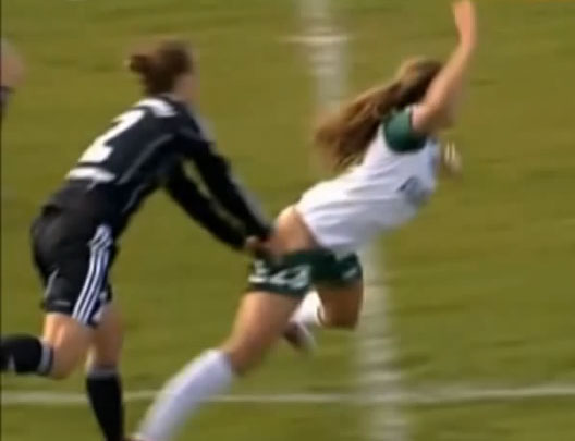 유튜브 화제의 영상. 독일 여자 축구 경기 중 노출 사고가 발생했다. 독일 여자 축구 경기에서 사고로 바지가 벗겨지는 해프닝이 생겼다. /유튜브 영상 캡처