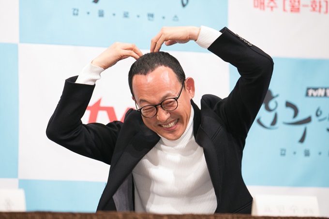 행복한 것이 좋아요 호구의 사랑 표민수 감독이 손으로 하트를 그리며 밝게 웃고 있다. / CJ E&M 제공