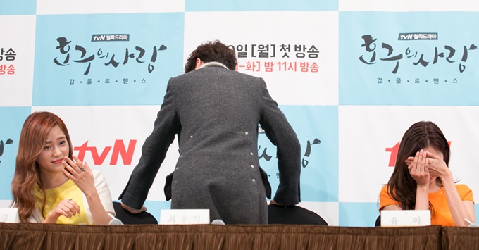 제 애교는 엉덩이 춤이에요 호구의 사랑 최우식이 취재진에게 애교를 보여주고 있다.  / CJ E&M 제공