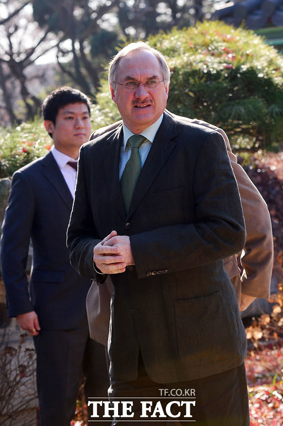 이윤규, 슈틸리케 분신으로 불리게 된 사연. 이윤규(왼쪽) 씨에 대한 축구팬들의 관심이 높아지고 있다. 이윤규 씨는 슈틸리케 감독의 스페인어 통역 겸 수행비서다. /남윤호 기자