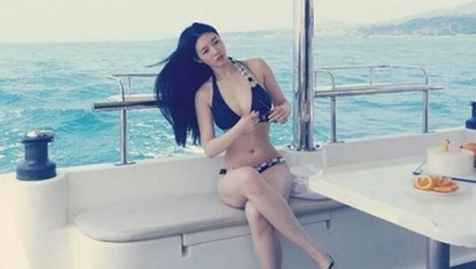 유승옥, 비키니 몸매. 유승옥의 비키니 몸매가 누리꾼들의 눈길을 사로잡고 있다. 사진 속 유승옥은 놀라운 신체 비율을 자랑하며 섹시미를 뽐내고 있다. /유승옥 페이스북