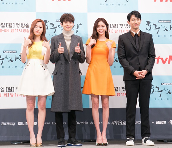 이수경 덕분에 호구의 사랑 홍보 제대로. 이수경(왼쪽) 태도 논란이 호구의 사랑을 널리 알렸다. 이수경은 호구의 사랑에서 강호경 역으로 출연한다. / CJ E&M 제공