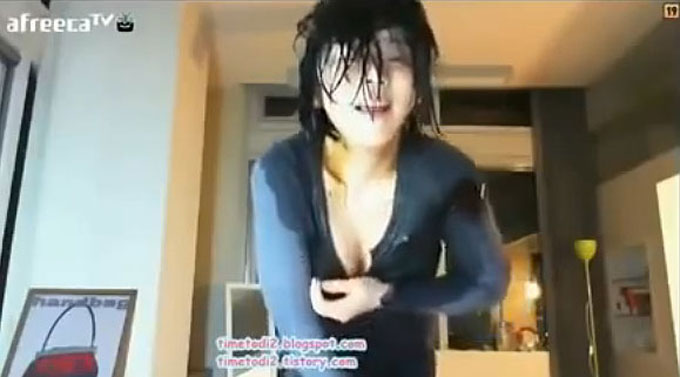 아프리카 티비, 쇼리의 19금 젖은 몸매. 아프리카 티비 BJ쇼리가 젖은 몸으로 섹시댄스를 펼쳐 누리꾼들의 눈길을 끌고 있다. 아프리카 티비 BJ쇼리는 섹시댄스를 추는 도중 19금 멘트로 보는 이들을 자극했다. /유튜브 영상 갈무리