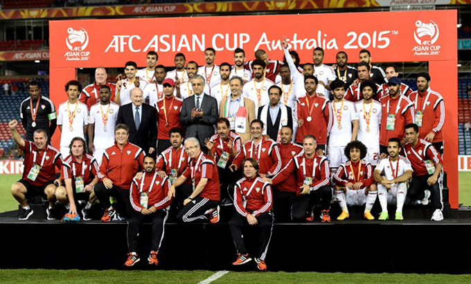 아랍에미리트 선수들이 30일 열린 아시안컵 3위 결정전에서 이라크를 3-2로 꺾은 뒤 시상식에서 포즈를 취하고 있다. / 아랍에미리트축구협회 홈페이지