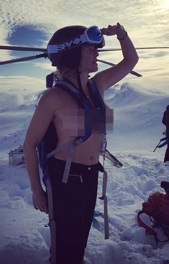 첼시 핸들러 상체 누드 사진 퍼레이드. 첼시 핸들러는 여자도 상의를 탈의하고 다닐 수 있다는 주장을 펼치고 있다. / 첼시 핸들러 인스타그램