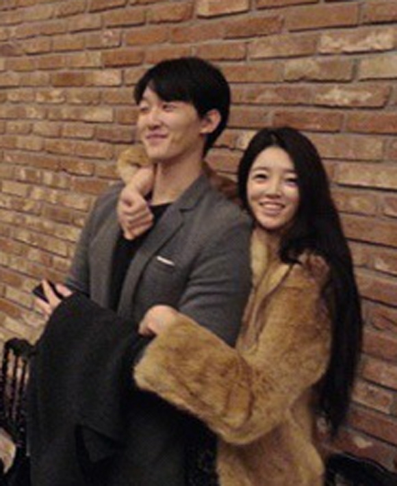 유승옥, 오빠와 찍은 사진. 유승옥이 오빠와 함께 찍은 사진을 인스타그램에 공개해 화제다. 유승옥은 오빠의 목을 끌어 안고 천진난만한 면모를 보였다. / 유승옥 인스타그램 캡처