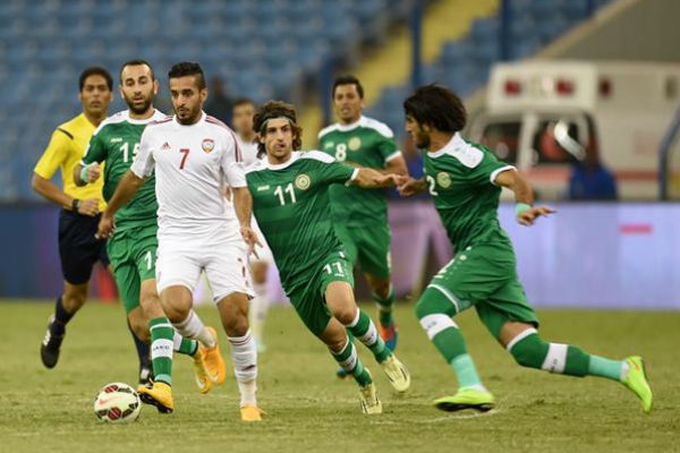 아랍에미리트 알리 맙쿠트(왼쪽에서 세 번째)가 30일 열린 이라크전에서 드리블하고 있다. / 아랍에미리트축구협회 홈페이지