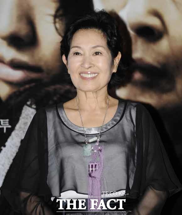 마더 혜레사 김혜자 일화. 마더 혜레사와 혜자스럽다 등 김혜자는 성품에 맞는 많은 수식어가 따라다닌다. 그의 성품을 한 번에 알 수 있는 김수미와의 일화가 소개돼 눈길을 끈다. / 더팩트DB