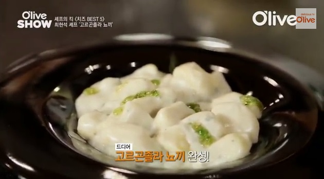 고르곤졸라피자 맛있게 먹는 법 관심 집중. 고르곤졸라피자와 함께 먹는 꿀에 토핑을 더하면 다양한 맛을 즐길 수 있다. /올리브TV 방송 화면 캡처