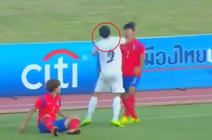 우즈베키스탄의 샴시디노프가 1일 한국과 킹스컵 1차전에서 심상민에게 펀치를 날리고 있다. / MBC스포츠 플러스 영상 캡처