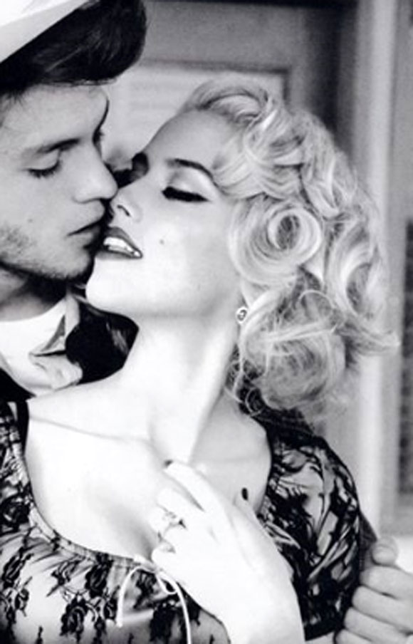 엠버 허드, 조니 뎁에게 보여주려 했는데… 지난달 21일 TMZ는 엠버 허드(오른쪽)가 조니 뎁에게 보내려던 누드사진이 유출됐다고 보도했다. 한편 엠버 허드, 조니 뎁 커플은 결혼을 앞두고 있다.(사진과 무관)/ 엠버 허드 페이스북