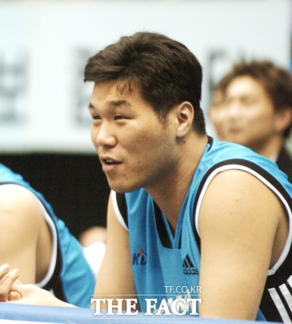 서장훈, 농구 선수 시절. 서장훈의 농구 선수 시절 사진이 관심을 받고 있다. 서장훈은 사진에서 대기하고 있을 때도 경기에 집중하는 면모를 보이고 있다. / 더팩트 DB