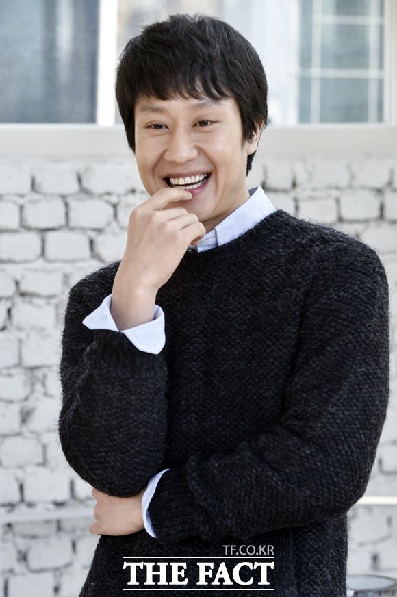 정우의 락, 즐거움. 정우의 즐거움은 연기자로 사는 삶이다. 스스로 자신의 직업이 즐거운 것도 그렇지만, 그가 연기함으로 인해 주변 사람이 행복한 것은 정우를 웃게 하는 가장 큰 힘이다./최진석 기자