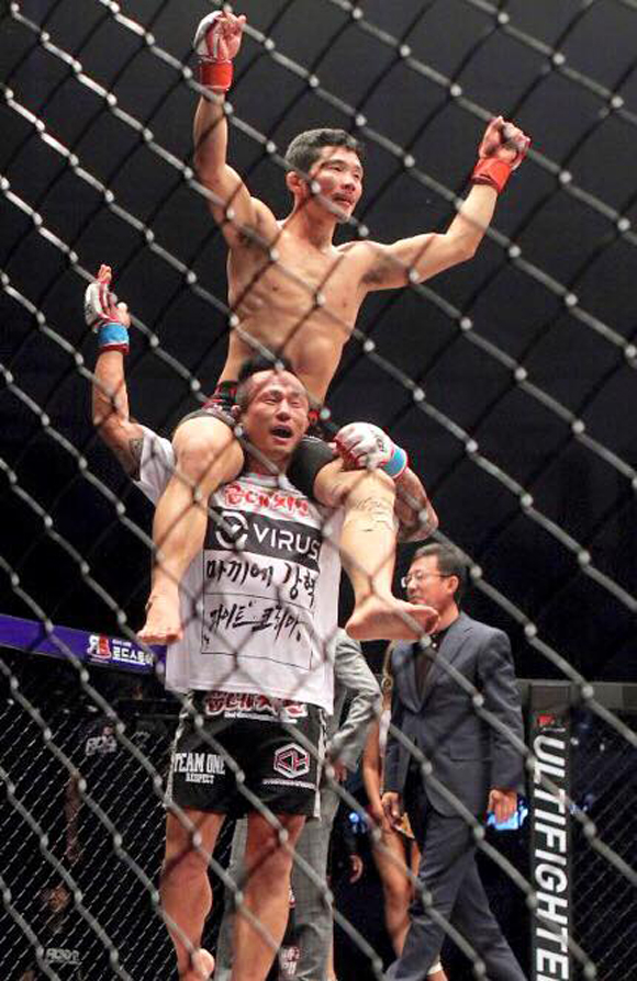 서두원, 최무겸에 패배. 서두원이 페이스북에 올린 사진이 관심을 받고 있다. 서두원은 1일 열린 FC로드 021 6경기 페더급타이틀 1차 방어전에서 패한 뒤 승부를 깨끗하게 인정해 눈길을 끌었다. / 서두원 페이스북 캡처