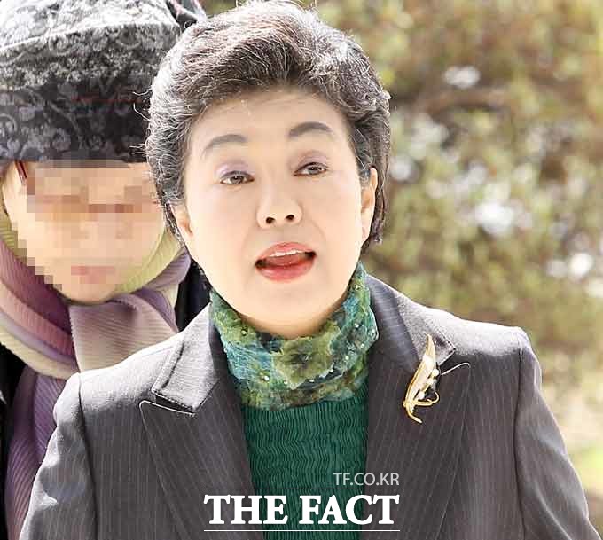 박 대통령 여동생 박근령. 최진석박근혜 대통령의 여동생이자 박진만의 누나인 박근령 씨는 서울대 음악대학 작곡과를 나왔다. 박근령 씨는 육영재단 이사장을 거친후 각종 사회 활동을 펼치고 있다. / 최진석 기자