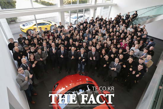 람보르기니, 지난해 최대 신규 채용 오토모빌리 람보르기니가 지난해 192명의 기술자와 전문가를 고용해 역대 최대 규모의 신규 채용을 진행했다고 2일 밝혔다. / 오토모빌리 람보르기니 제공