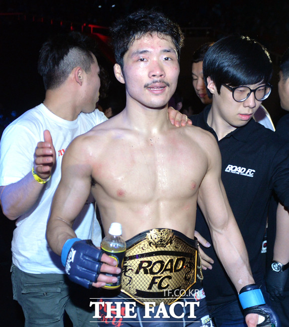 최무겸, 2014 로드FC 페더급 챔피언. 최무겸이 1일 열린 로드FC 021 6경기 페더급 타이틀 1차 방어전에서 서두원에 승리해 관심을 받고 있다. 최무겸은 연장에서 정확한 타격과 뛰어난 방어 능력을 보여줬다. / 더팩트 DB