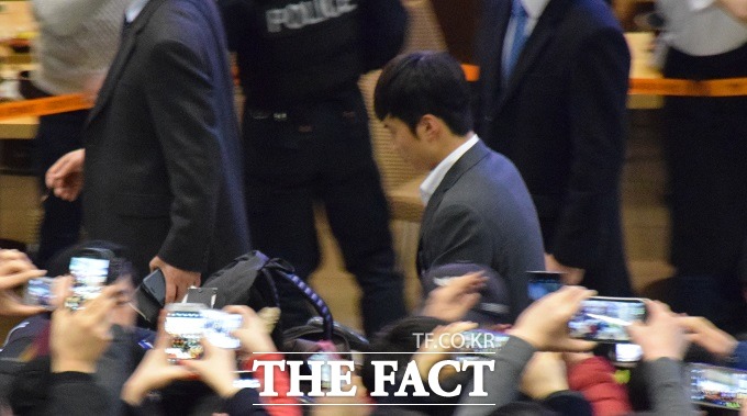 팬들의 뜨거운 관심 속에 김진수가 묵묵히 이동하고 있다. / 인천국제공항 = 이현용 기자