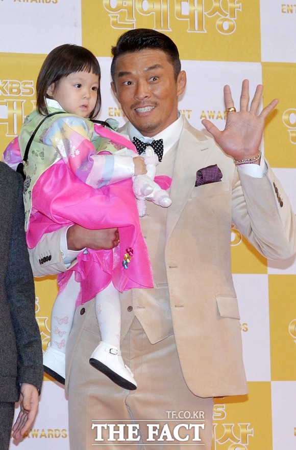 링에선 무서운 야수! 추성훈은 링 밖에서 사랑이 아빠지만, 안에서는 투혼의 파이터다. / 더팩트 DB