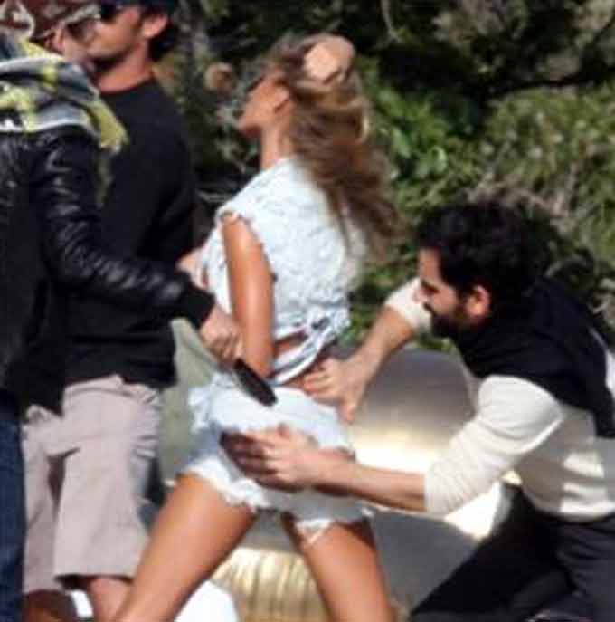 지젤 번천, 엉덩이 만지는 男. 지젤 번천의 엉덩이 노출 사진이 눈길을 끌고 있다. 지젤 번천의 엉덩이를 만지는 남자는 메이크업을 해 주는 스태프로 추정된다. / 저스트 자레드 캡처