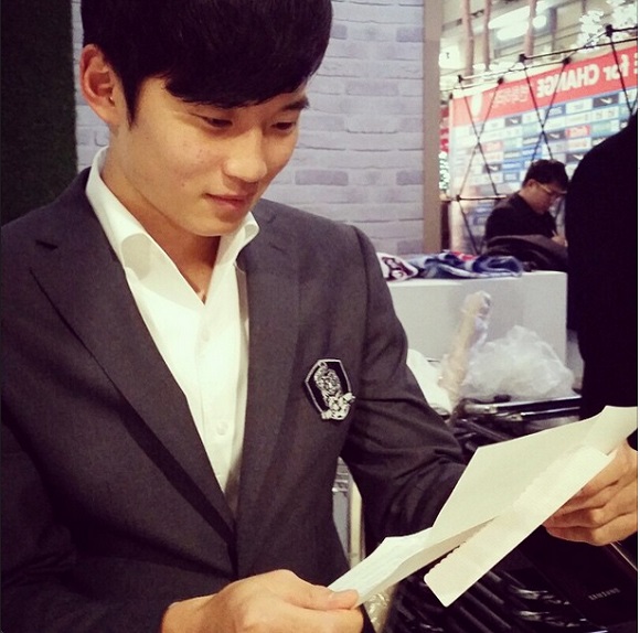 김진수가 팬들에게 받은 편지를 읽으며 웃고 있다. / 대한축구협회 인스타그램