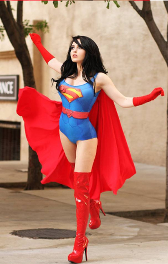 롤 인벤, 서양 슈퍼맨 코스프레. 롤 인벤에 올라온 슈퍼맨을 코스프레한 사진이 인기를 끌고 있다. 롤 인벤 코스프레 사진에서 슈퍼맨 코스프레를 시도한 여성은 볼륨 있는 몸매를 자랑했다. / 롤 인벤 캡처