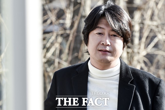 영화 쎄시봉 주연배우 김윤석. 배우 김윤석이 최근 서울 종로구 삼청동에 있는 카페에서 <더팩트> 취재진과 영화 쎄시봉에서 젊은시절 오근태를 연기한 것과 관련해 다양한 이야기를 나눴다./최진석 기자