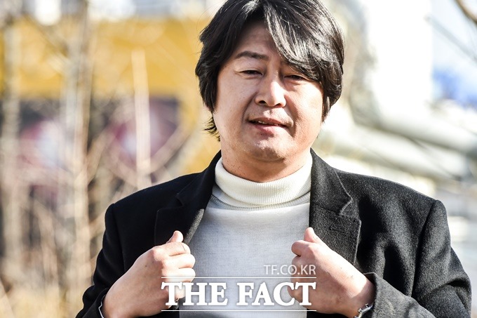 오근태를 만나 오랜 만에 무대를 떠난 과거 동료들을 생각했던 김윤석. 김윤석은 오근태를 통해 지금은 넥타이 부대로 살아가는 과거의 동료들, 무대 위 뜨거웠던 친구들을 추억할 기회를 얻었다./최진석 기자