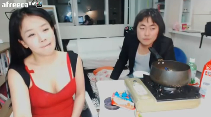 아프리카 티비, BJ 방송. 아프리카 티비 BJ들의 방송에 관심이 모이고 있다. 아프리카 티비 BJ 쇼리와 소희짱은 자극적인 소재의 대화를 나눠 팬들의 눈길을 끌었다. / 아프리카 티비 캡처