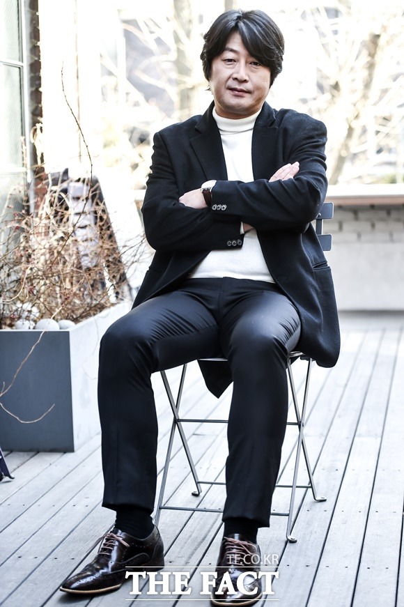 김윤석의 첫사랑은 가정의 평화를 위해 노코멘트. 김윤석은 현재를 사는 청춘을 위해 조금 더 멋대로 살 것을 추천했다./최진석 기자