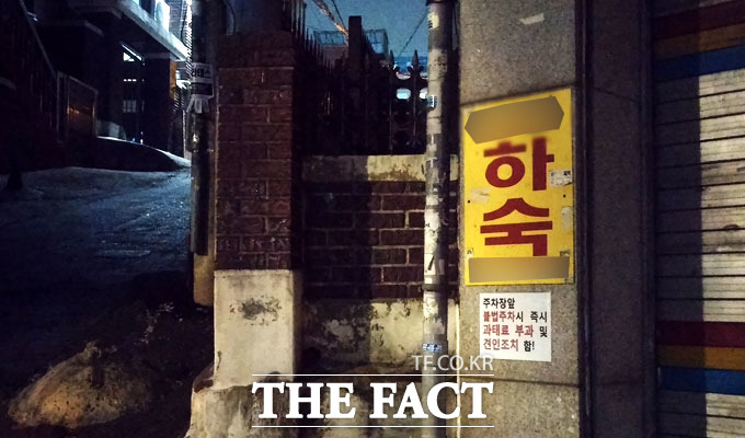 이대 앞 골목길, 꼬리에 꼬리를 무는 하숙 간판 3일 오후 7시께 서울 서대문구 신촌동 이화여자대학교 대학교 기숙사 설립 반대 농성을 벌이고 있는 하숙업체들을 찾았다. 골목길을 따라 들어와 보니 하숙이라 적힌 간판은 골목 곳곳에 자리하고 있었다./서울 서대문구=박준영 인턴기자