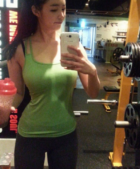 유승옥, SNS에 운동 사진 수두룩. 유승옥의 인기가 식을 줄 모르고 있다. 유승옥은 꾸준한 운동이 몸매 유지 비결이라고 밝힌 바 있다. /유승옥 인스타그램