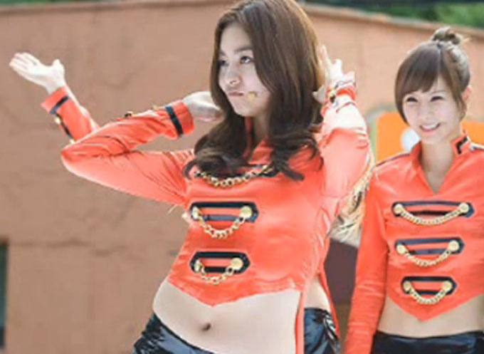 유이, 공연장서 후덕한 뱃살 노출. 유이의 뱃살 굴욕 사진이 누리꾼들의 눈길을 끌고 있다. 유이는 지난 2010년 말 케이블 TV 프로그램 촬영을 위해 참석한 공연장에서 뱃살을 그대로 노출했다. /온라인 커뮤니티 사이트 갈무리