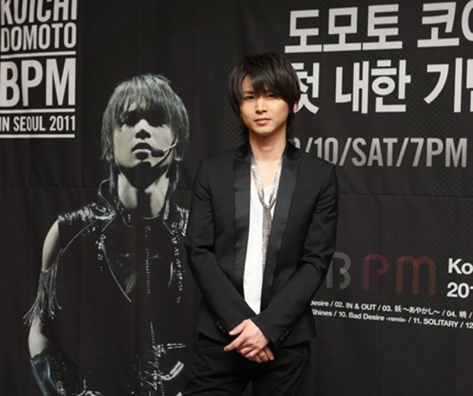 소속사 차별 논란에 대해 반박한 킨키키즈 멤버 도모토 코이치. 코이치는 소속사 사장이 아티스트들을 차별한다는 보도에 대해 사실이 아니라는 입장을 밝혔다. /CJ E&M 제공