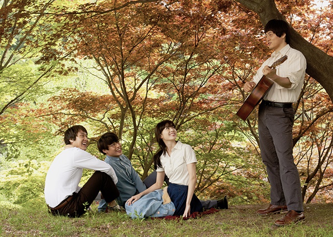 전설의 트윈폴리오 송창식(오근태)과 윤형주의 탄생비화와 음악감상실의 흥망성쇄를 그린 쎄시봉. 하지만 영화 속 주인공은 정우와 한효주라 과언이 아니다./CJ엔터테인먼트 제공