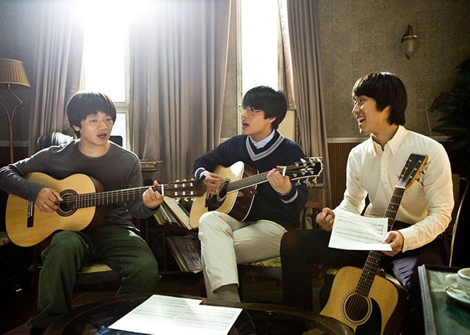 민자영과 오근태(오른쪽)의 로맨스. 거기에 기름을 붓는 송창식(왼쪽)과 윤형주. /CJ엔터테인먼트 제공