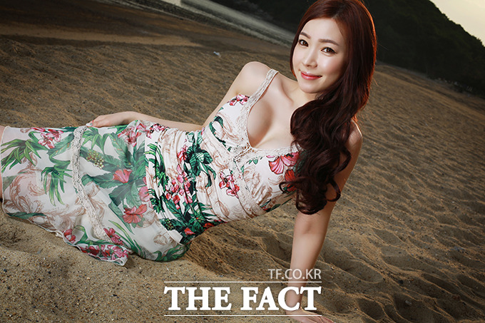 모델 조하연이 지난해 6월 진행된 화보 촬영에 참여해 모래밭에서 포즈를 취하고 있다./김희윤 작가 제공