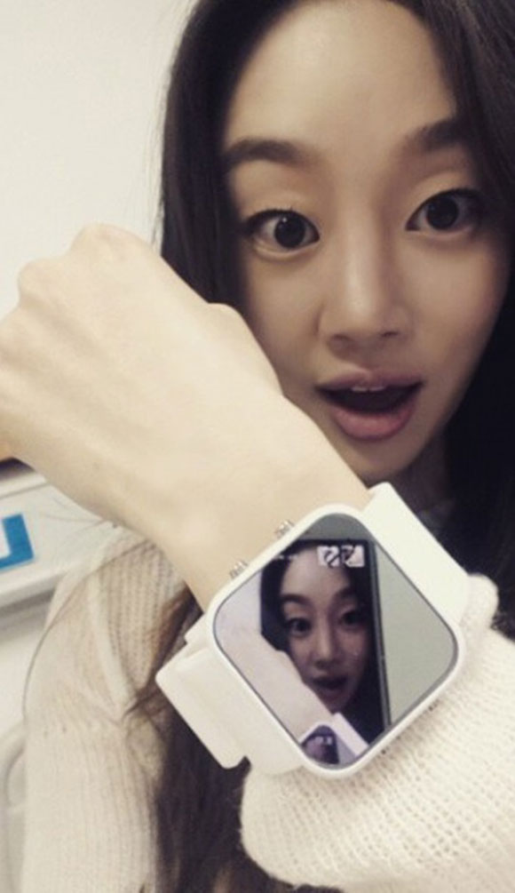 최여진 선행도 스타일. 최여진이 기부 시계를 착용한 사진을 SNS에 올렸다. 최여진이 차고 있는 손목시계는 제품 구매시 기부도 함께 하는 ifacewatch이다. /최여진 인스타그램